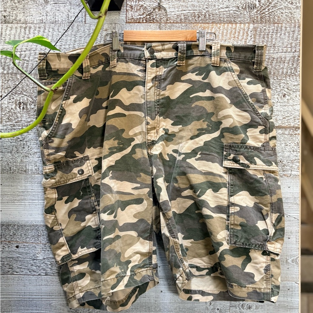 Carhartt | Relaxed Fit Hiking/Outdoors Green/Tan Camo Cargo Shorts - Men's 44